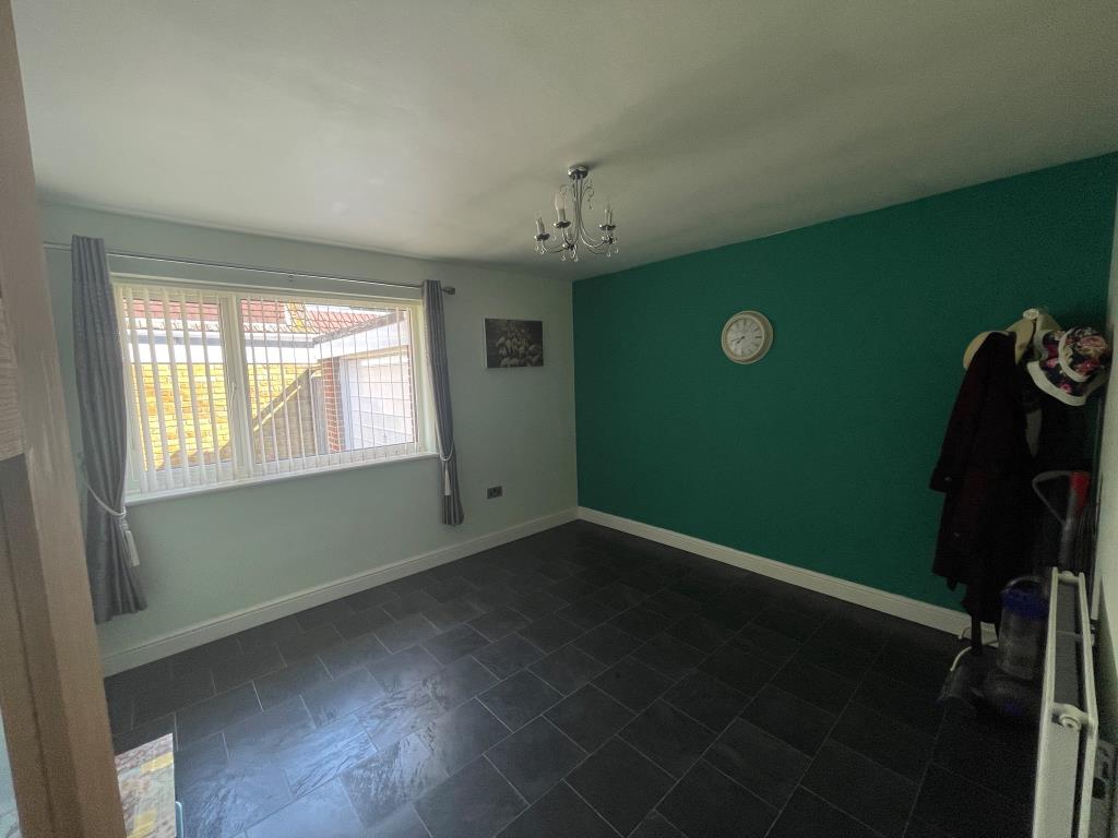 Lot: 166 - WELL-PRESENTED BUNGALOW FOR STRUCTURAL REPAIR - Bedroom/dining room